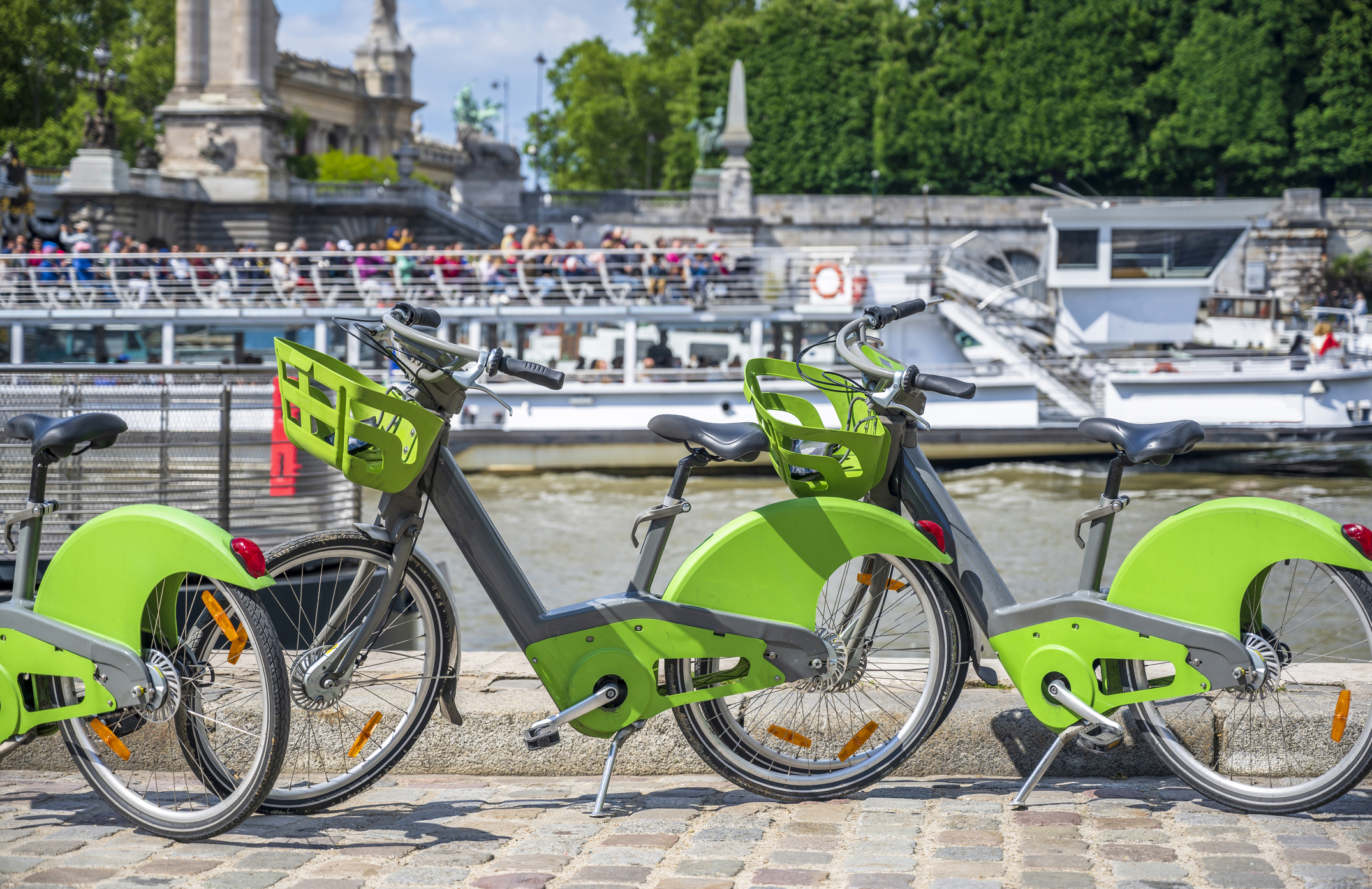 Why Electric Bikes Outshine Motorcycles for Green Transportation